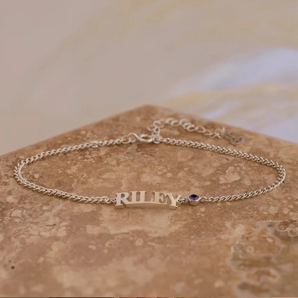 Pulseira groumet prata com nome Riley e pedra do mês