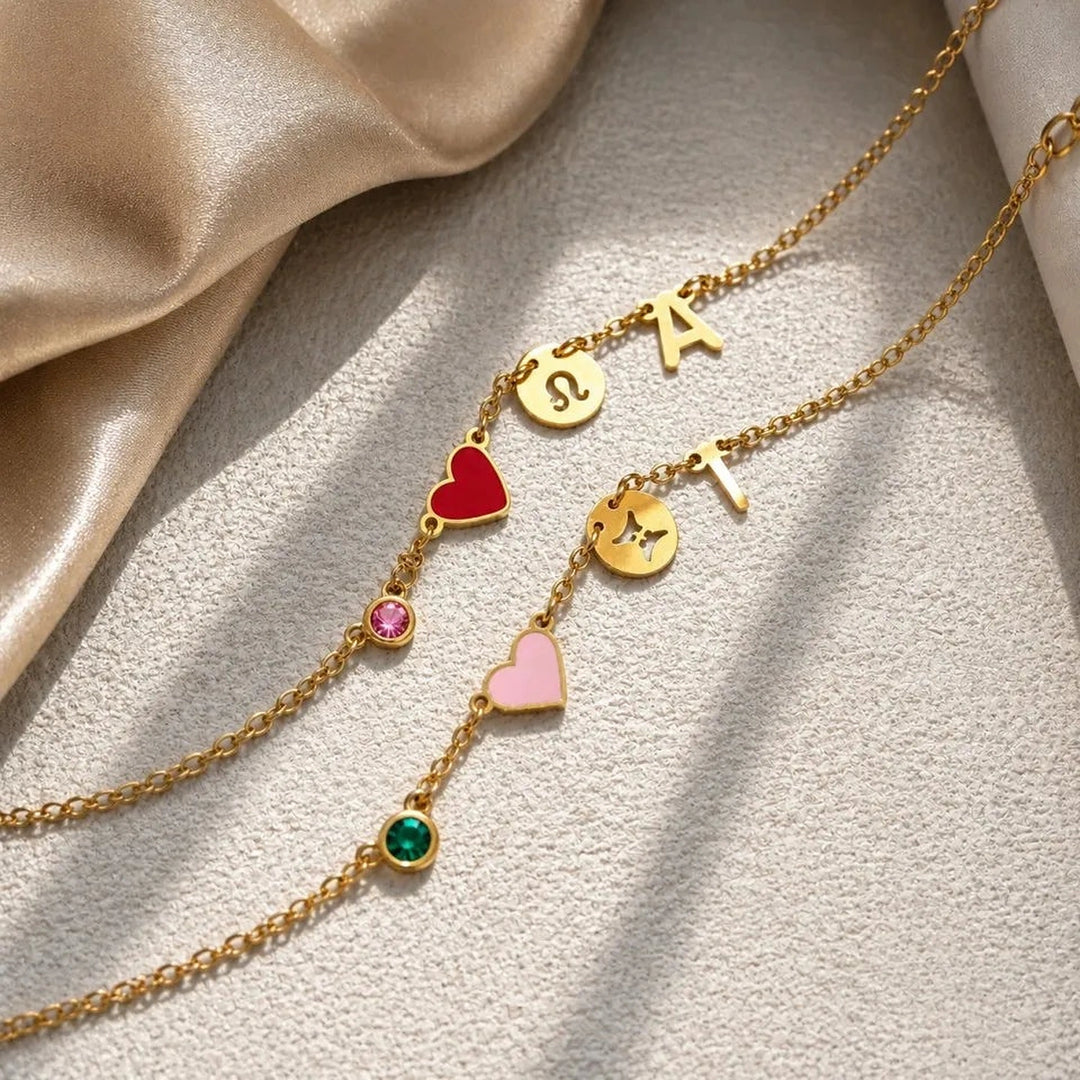 Duas pulseiras personalizadas douradas com coração vermelho e rosa, signo e inicial