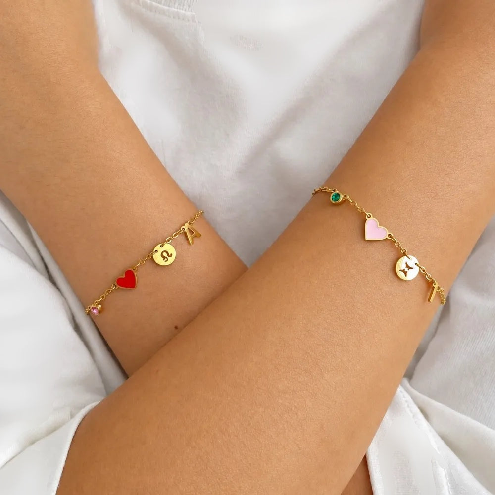 Pulseiras com inicial e signo usadas nos dois pulsos