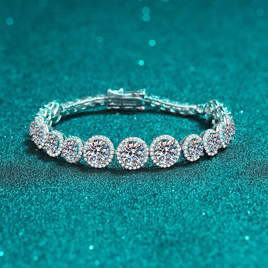 Pulseira com halo de moissanite sobre veludo verde