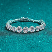 Pulseira com halo de moissanite sobre veludo verde
