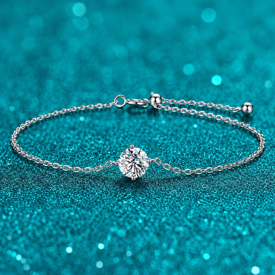 Pulseira Ponto de Luz de Moissanite 1 ct em prata 925 sobre fundo verde com brilho