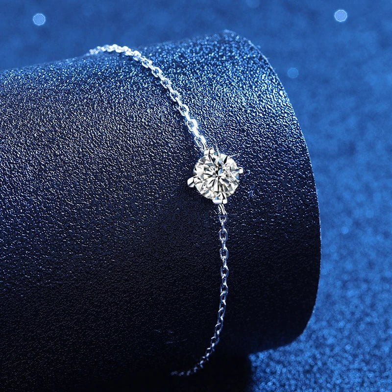 Detalhe da moissanite de 6,5 mm presa em garras