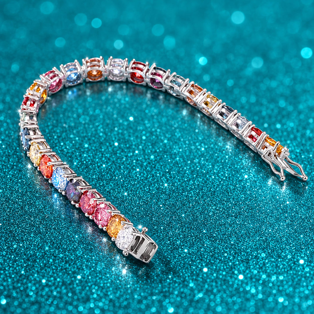 Pulseira Riviera Arco-Íris de Moissanite Colorida em prata 925 sobre fundo verde com brilho