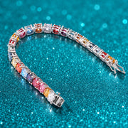 Pulseira Riviera Arco-Íris de Moissanite Colorida em prata 925 sobre fundo verde com brilho