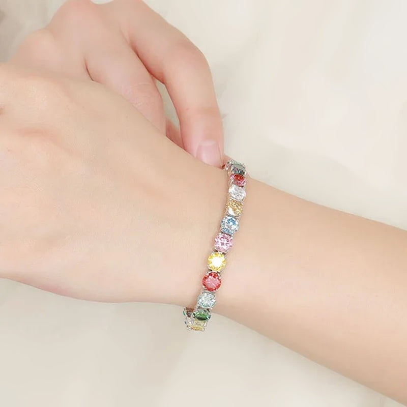 Pulseira de moissanite colorida no pulso