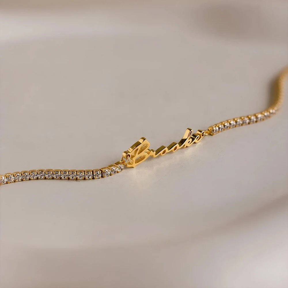 Detalhe do nome e das zircônias da pulseira riviera dourada