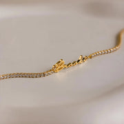Detalhe do nome e das zircônias da pulseira riviera dourada