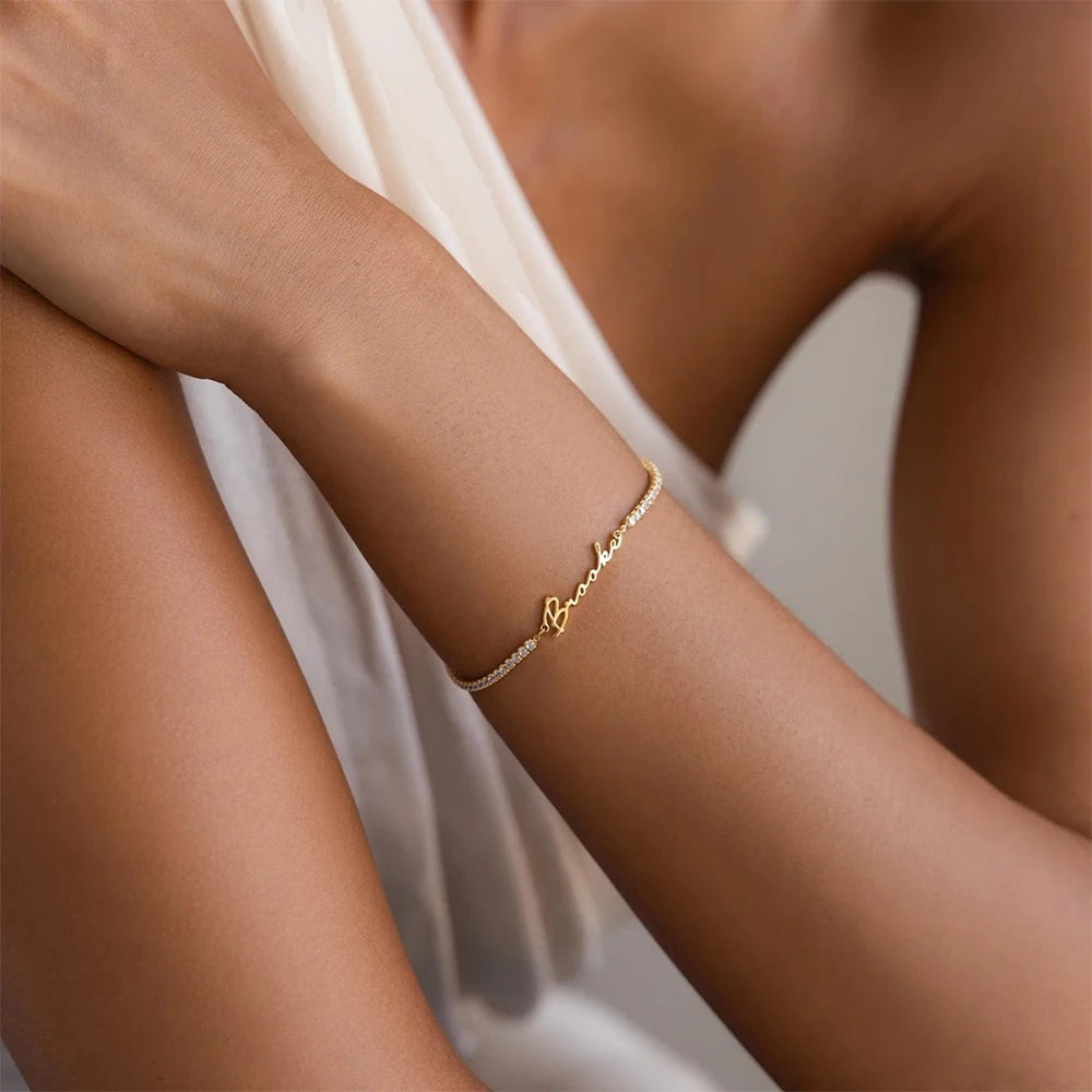 Pulseira riviera com nome dourada usada no pulso