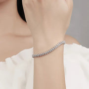 Pulseira espinha de peixe de moissanite no pulso