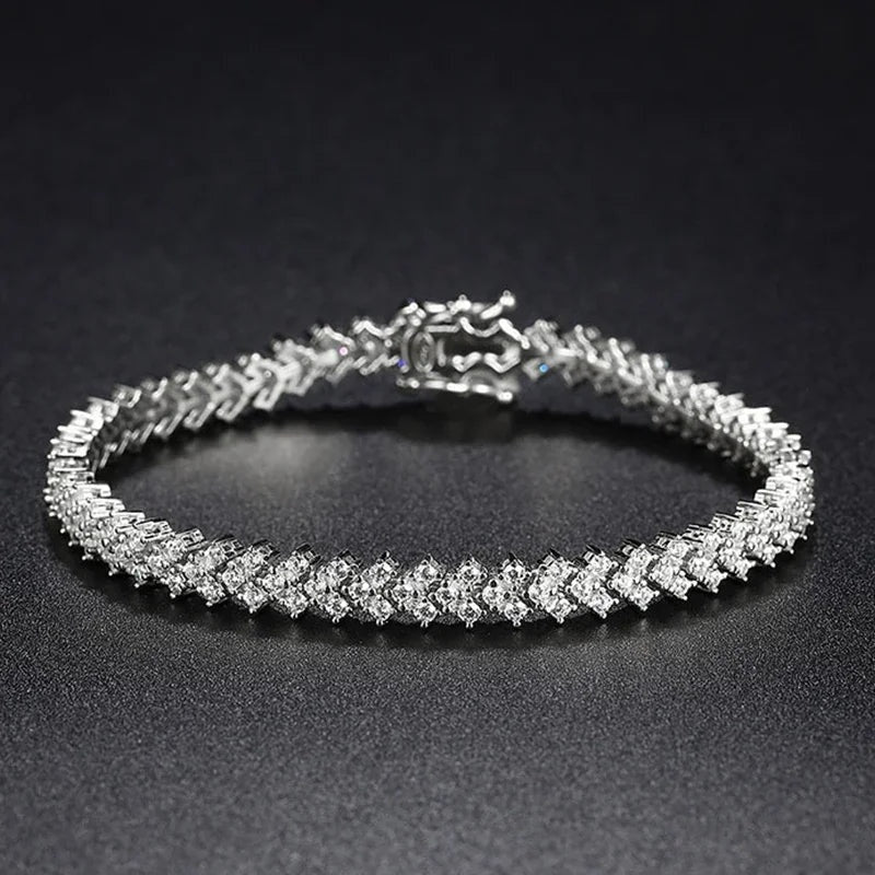 Pulseira riviera espinha de peixe com moissanite em prata 925 sobre fundo escuro