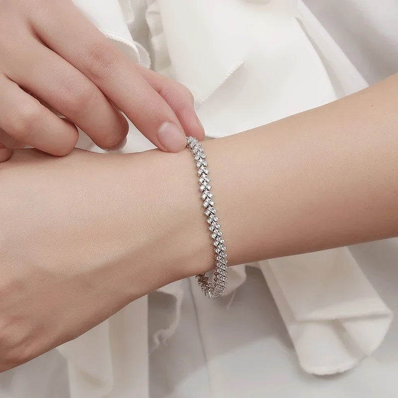 Pulseira cravejada de moissanite usada com blusa branca