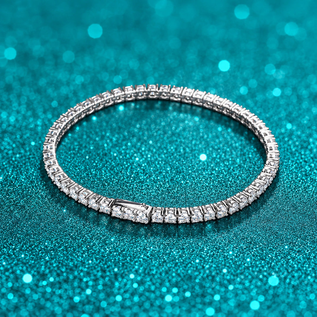 Pulseira Riviera Fina de Moissanite 2 a 4 mm em prata 925 sobre fundo verde com brilho