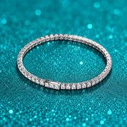 Pulseira Riviera Fina de Moissanite 2 a 4 mm em prata 925 sobre fundo verde com brilho