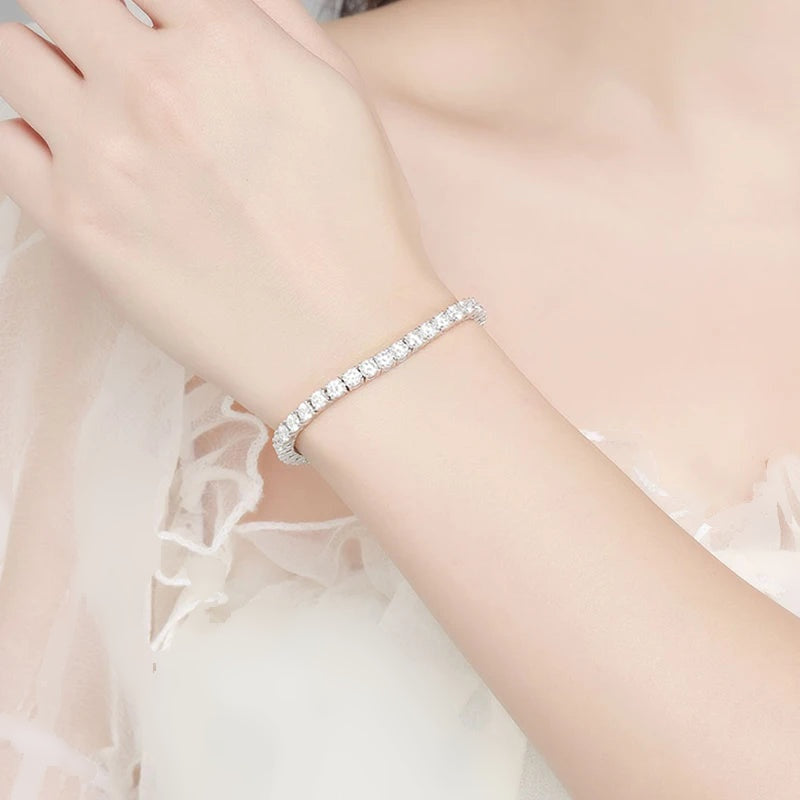 Pulseira riviera fina de moissanite no pulso