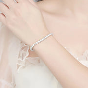 Pulseira riviera fina de moissanite no pulso