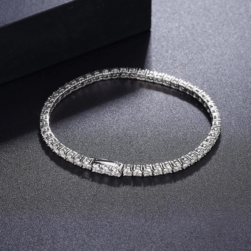 Pulseira riviera fina de moissanite em prata 925 sobre fundo escuro