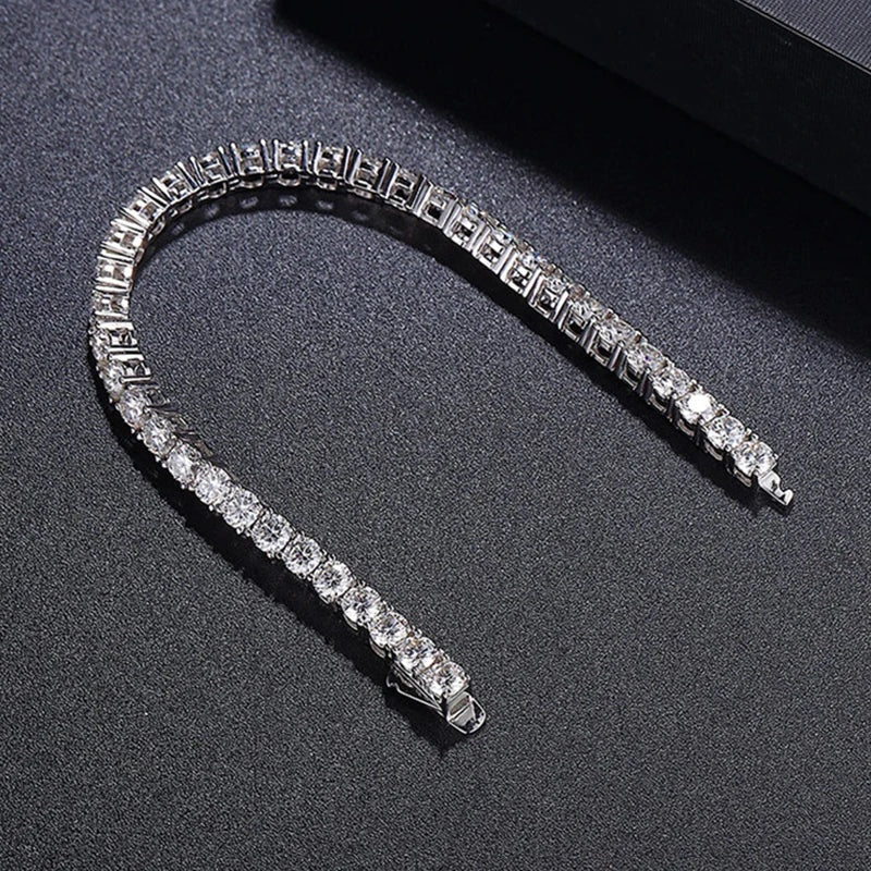 Pulseira de moissanite fina aberta mostrando o fecho em barra