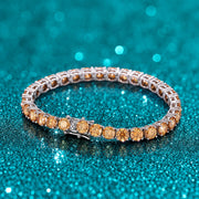Pulseira Riviera de Moissanite Champanhe em prata 925 sobre fundo verde com brilho