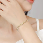 Pulseira riviera de moissanite champanhe no pulso