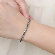 Pulseira riviera de moissanite cinza no pulso