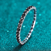 Pulseira Riviera de Moissanite Negra de 3 a 6,5 mm em prata 925 sobre fundo verde com brilho