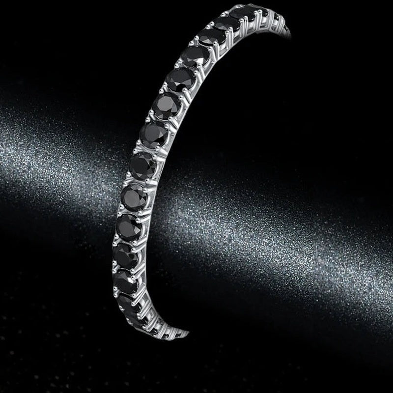Pulseira riviera de moissanite negra em prata 925 sobre fundo preto