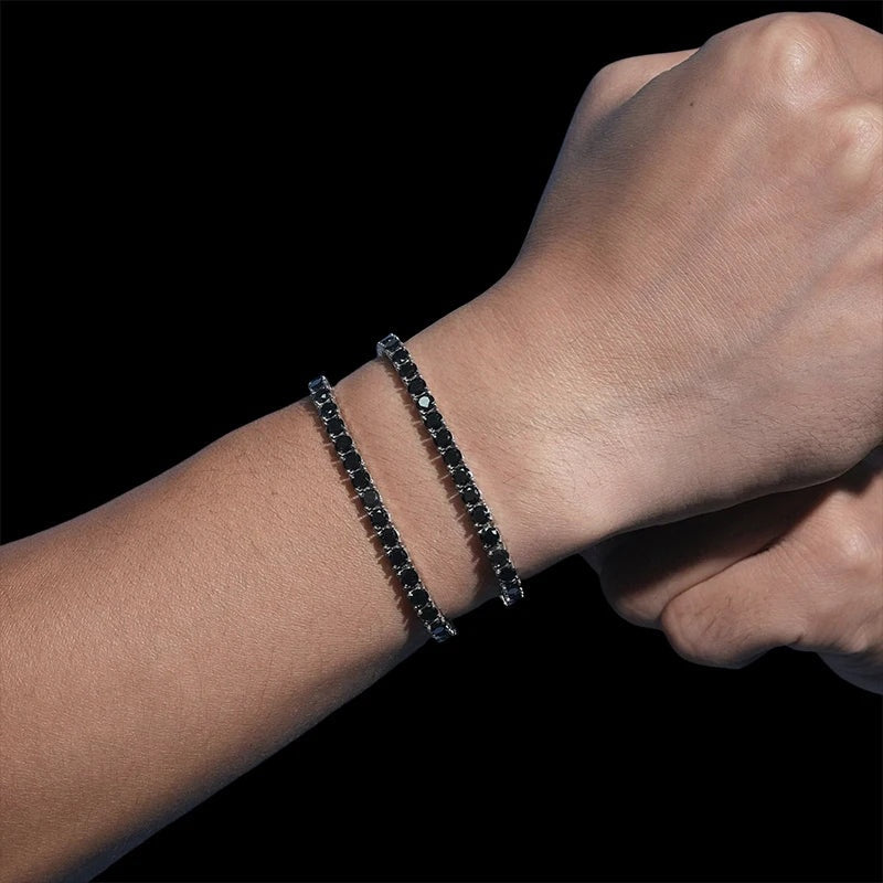 Duas pulseiras de moissanite negra usadas juntas no pulso