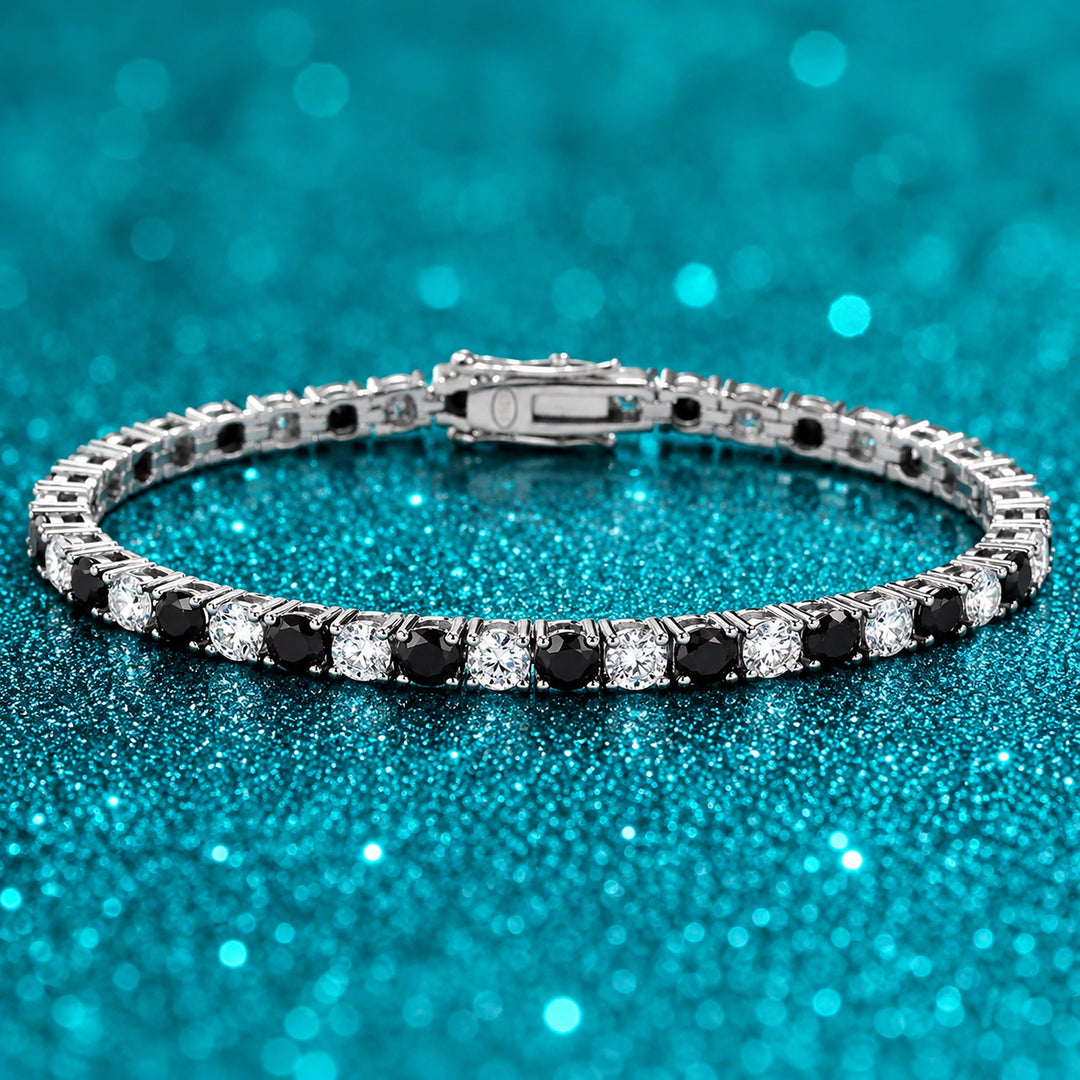Pulseira Riviera de Moissanite Preta e Branca em prata 925 sobre fundo verde com brilho