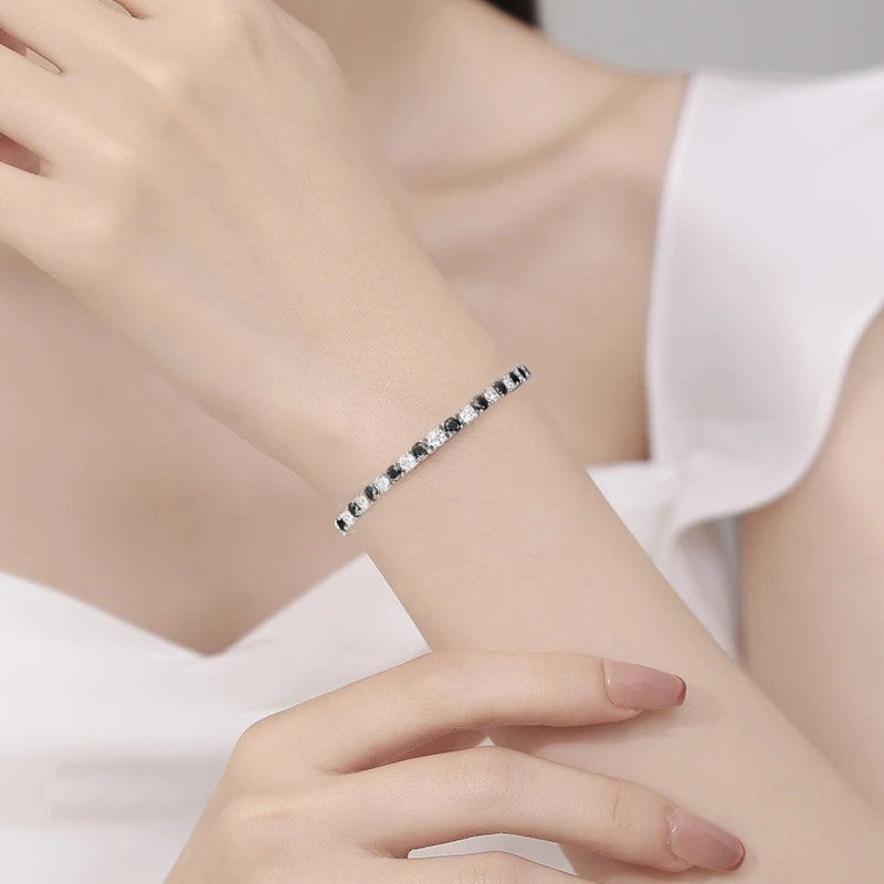 Pulseira riviera preta e branca no pulso