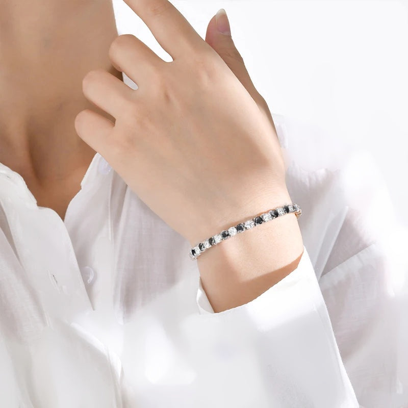 Pulseira de moissanite preta e branca usada com camisa branca