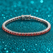 Pulseira Riviera de Moissanite Vermelho-Alaranjada em prata 925 sobre fundo verde com brilho