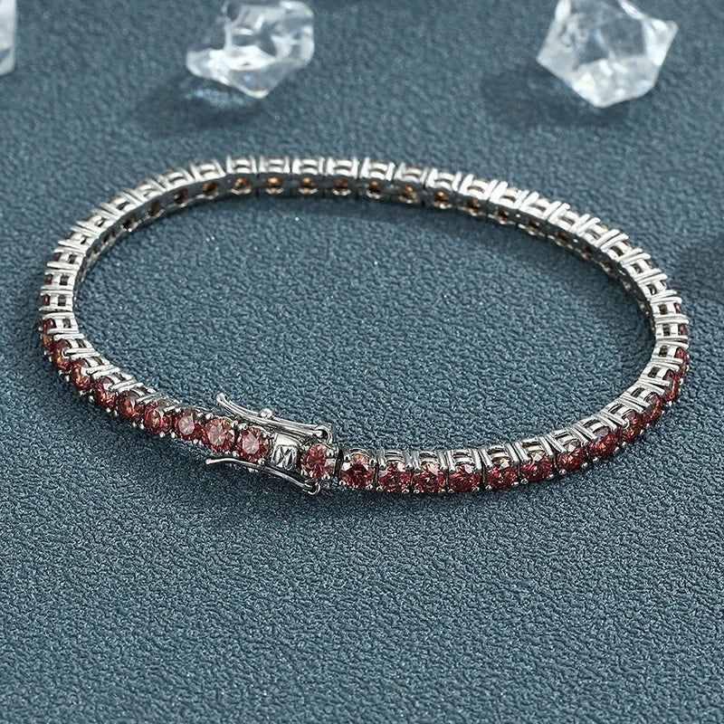 Detalhe das moissanites vermelho-alaranjadas e do fecho de caixa