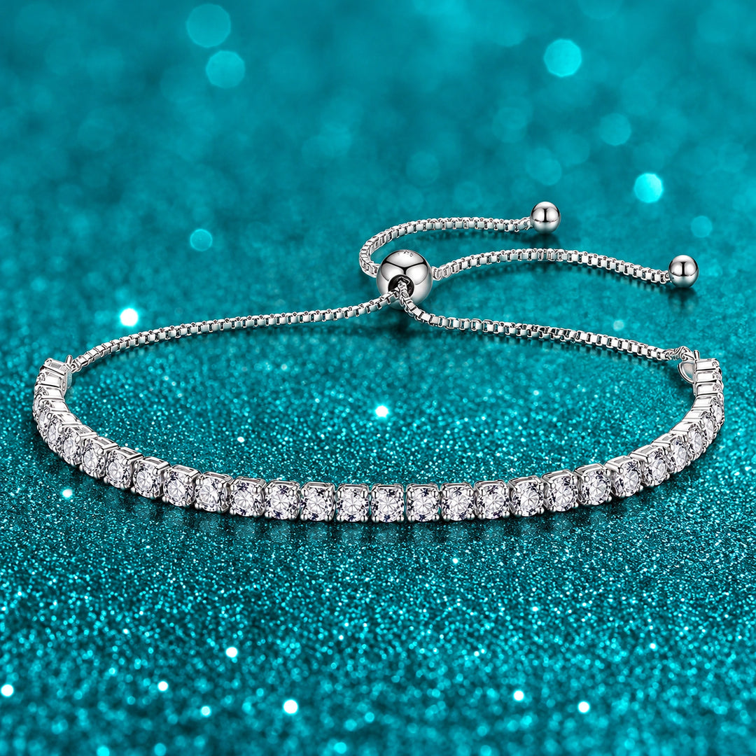 Pulseira Tennis Ajustável de Moissanite 3 mm em prata 925 sobre fundo verde com brilho