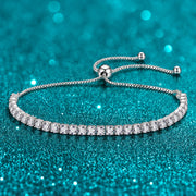 Pulseira Tennis Ajustável de Moissanite 3 mm em prata 925 sobre fundo verde com brilho