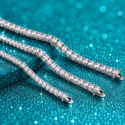Pulseira Tennis de Moissanite Branca 3, 4 ou 5 mm em prata 925 sobre fundo verde com brilho