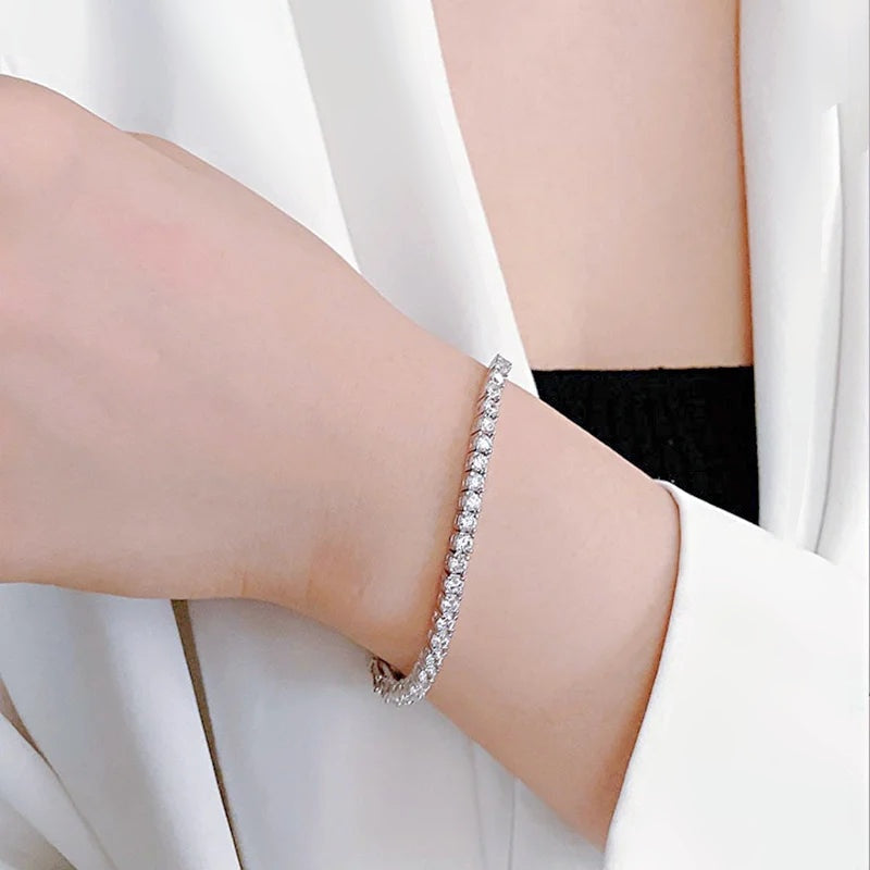 Pulseira tennis de moissanite no pulso