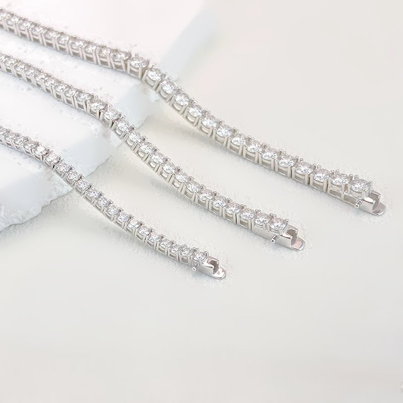 Pulseira tennis de moissanite branca em prata 925 sobre pedra clara