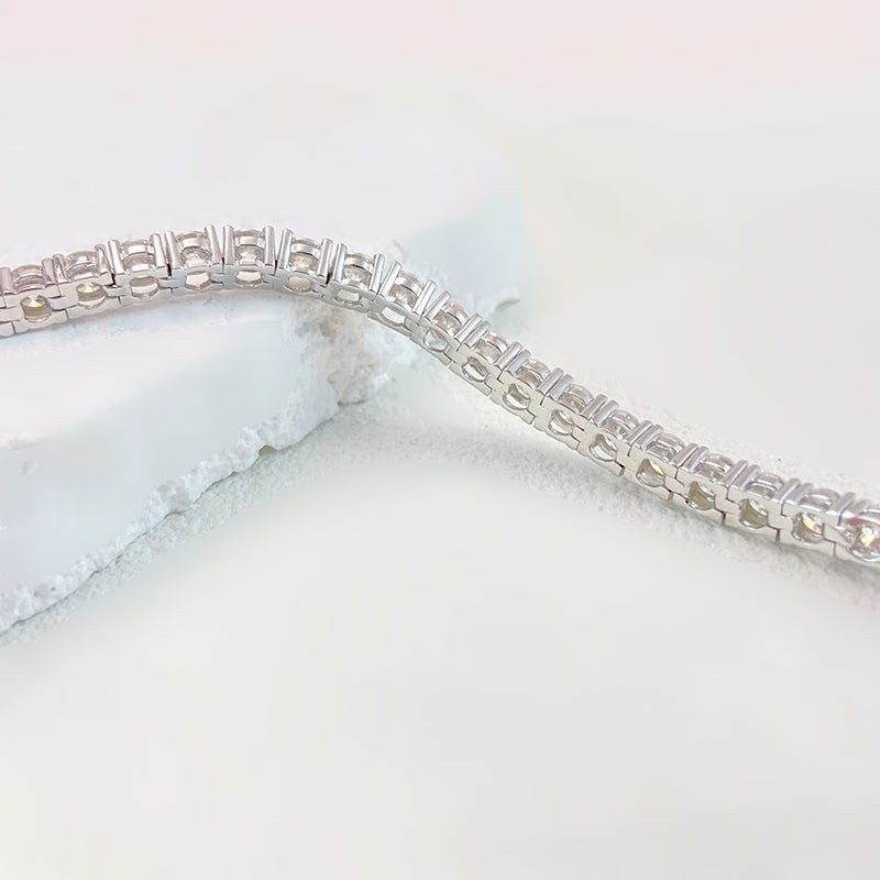 Detalhe das moissanites brancas da pulseira tennis