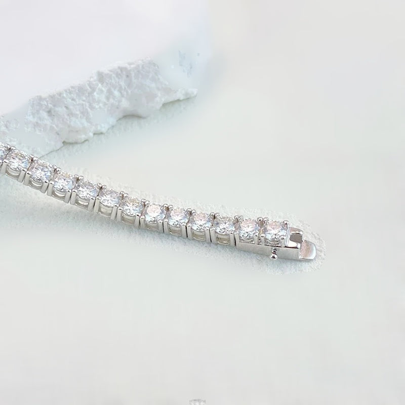 Pulseira tennis de moissanite aberta mostrando o fecho