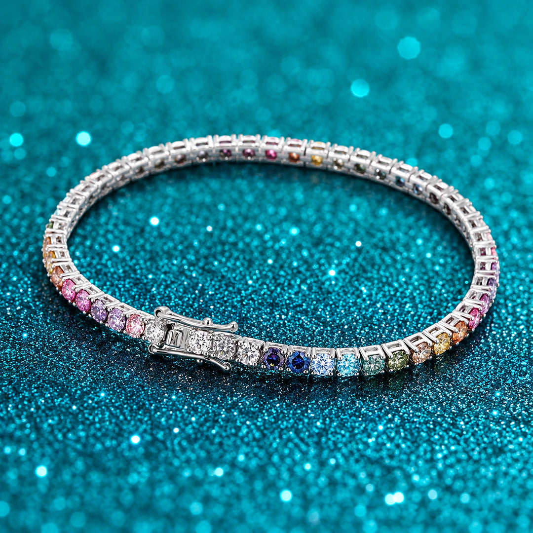 Pulseira Tennis Multicolor de Moissanite em prata 925 sobre fundo verde com brilho