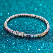 Pulseira Tennis Multicolor de Moissanite em prata 925 sobre fundo verde com brilho