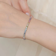 Pulseira tennis multicolor de moissanite no pulso