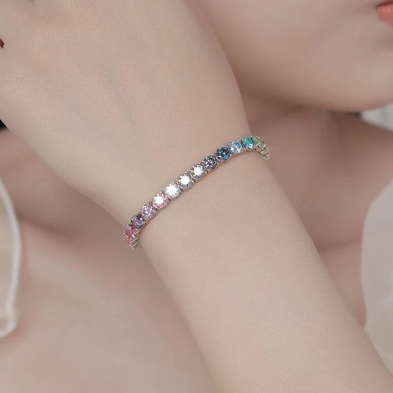 Pulseira de moissanite colorida usada no braço