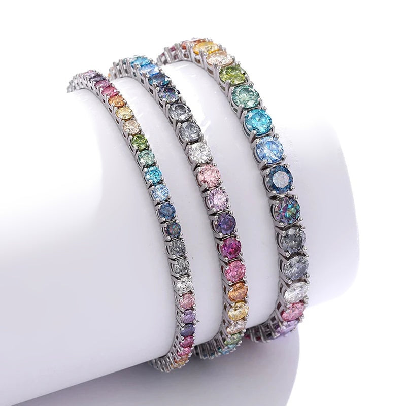 Três pulseiras tennis multicolor de 3, 4 e 5 mm em suporte branco
