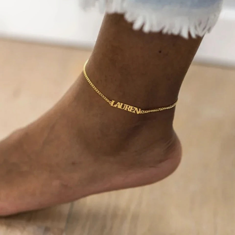 Tornozeleira com nome Lauren dourada no tornozelo